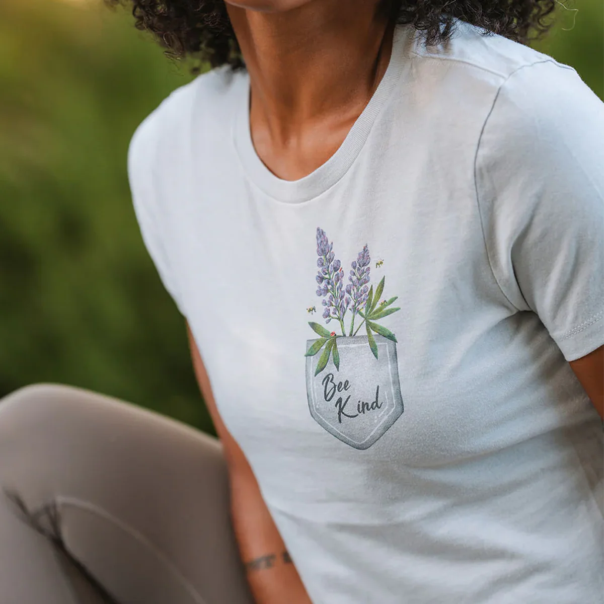 Women's Bee Kind Wildflower Tee - Onhollan