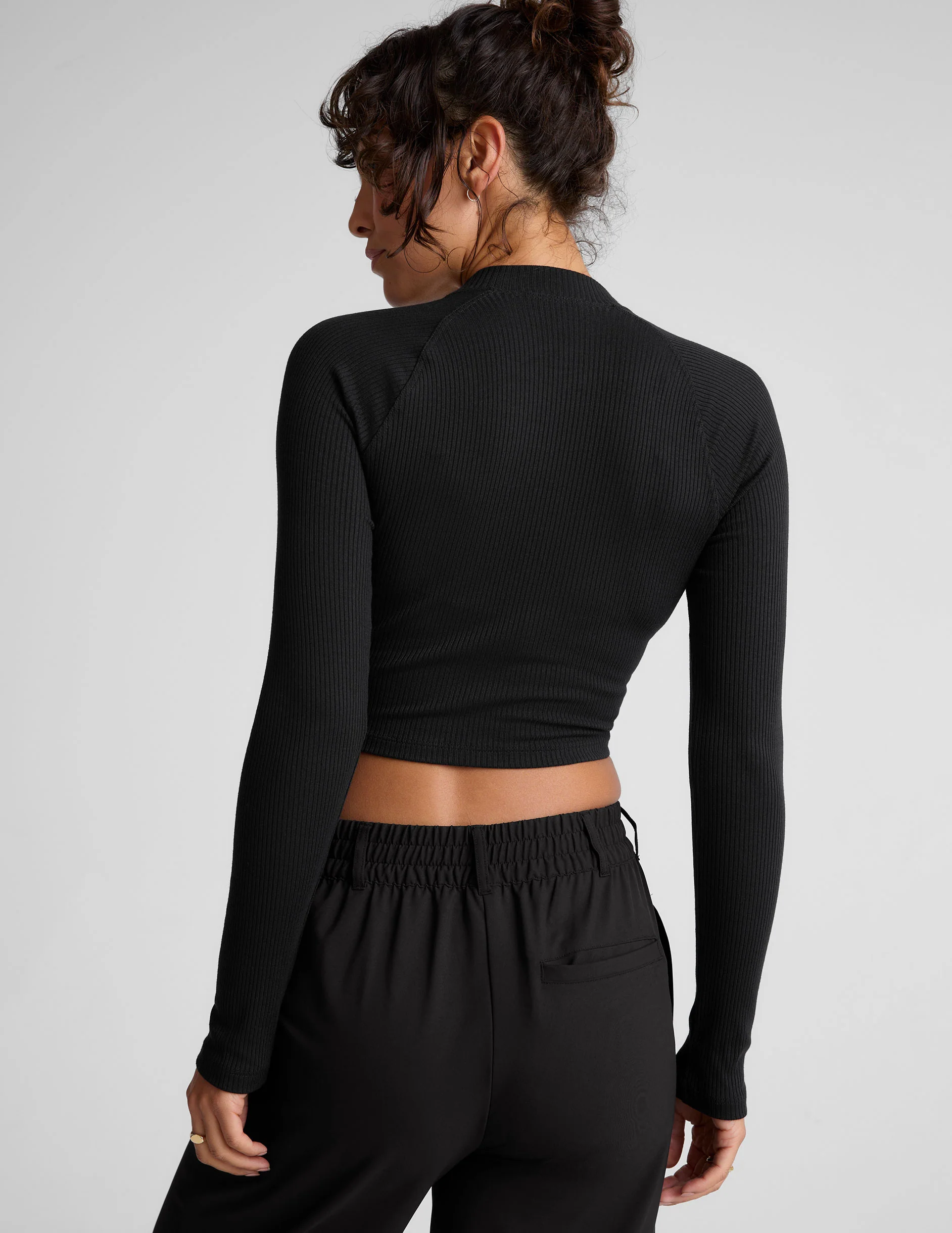 Contours Mock Neck Cropped Top - Onhollan